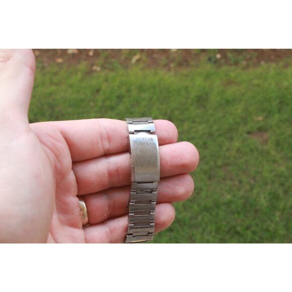 Vintage 1975 Seiko Automatic Mens Silver Watch W/daydate & Silver accents - Picture 6 of 8